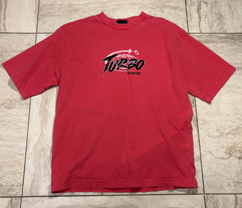 T-Shirt Graphique Turbo Team Rouge (Loose Fit)